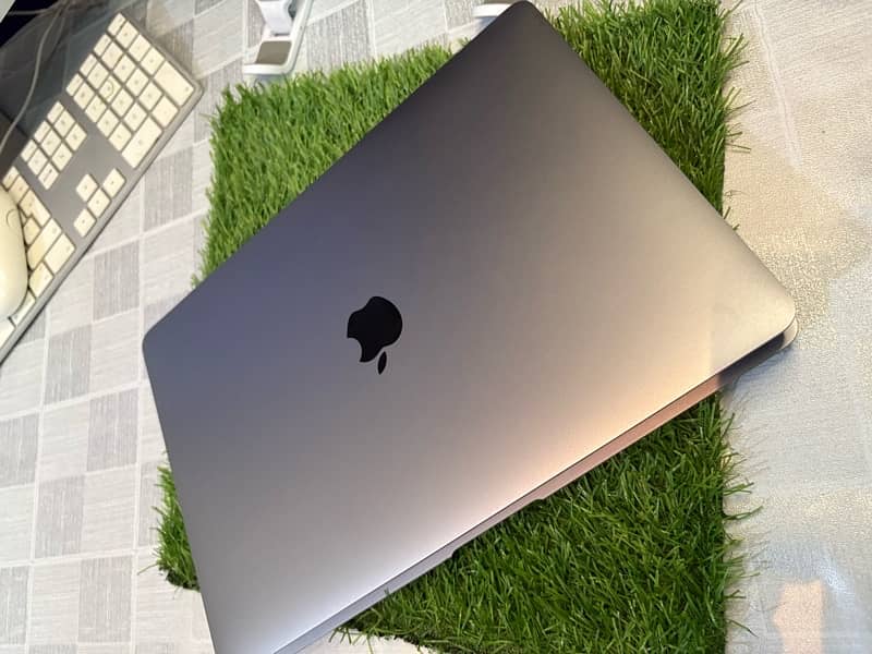 Apple MacBook M1 2020 10/10 Genuine Condition Never open Repair 8