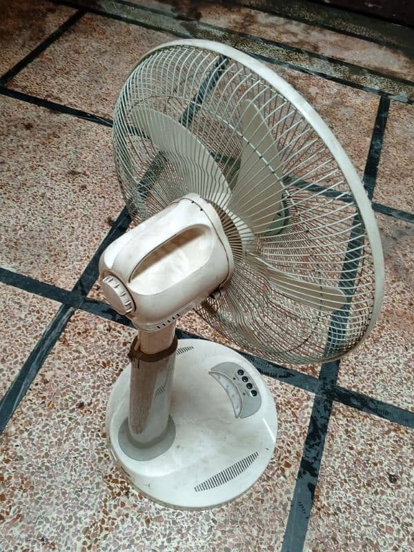 Sogo Pedestal AC/DC Battery Fan (Not Working) 3