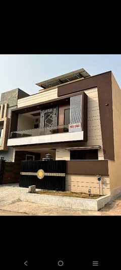 8 marla beautiful short cornor house available for sale