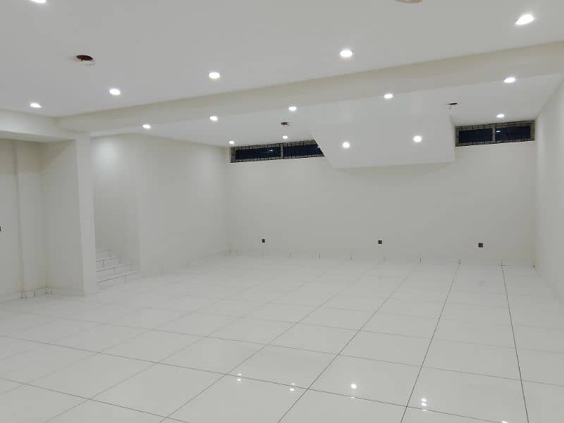 Office/showroom available for rent 6