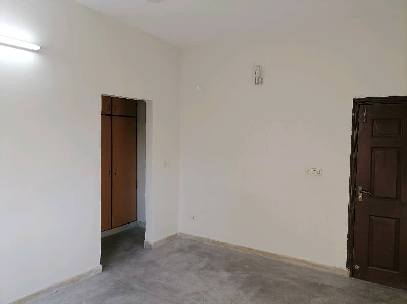 10 Marla House Up For rent In Askari 10 - Sector F 0