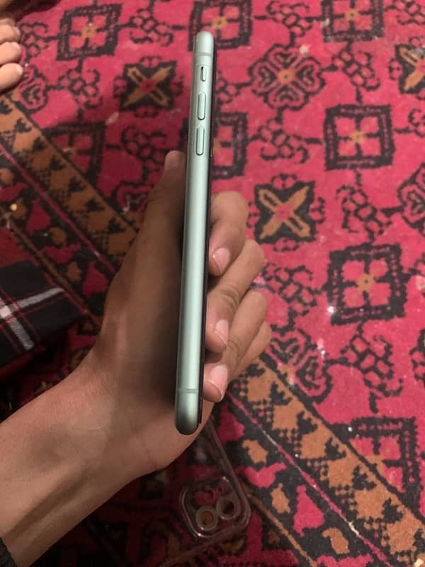 iphone 11 full lush condition no issue full ok with gurenty 2