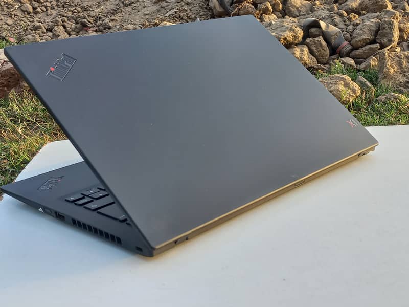 Laptop lenovo x1 carbon core i5 8th gen 16gb ram | Touch Screen 11