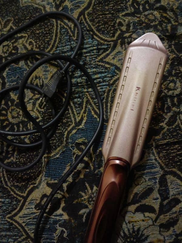 Almost new condation Kewei straightener 2