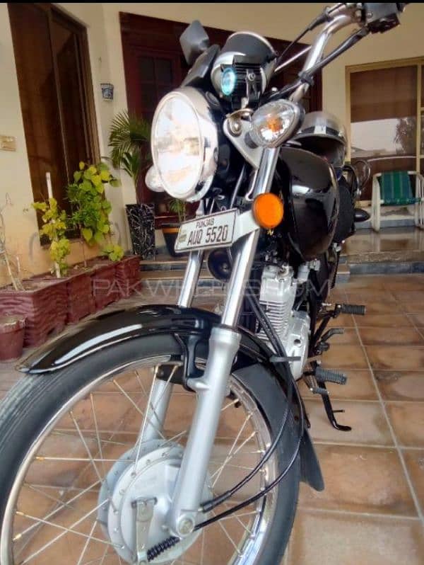 bnda bahir hota ha bike chlany wala koi nhi ha ,first owner ha 2