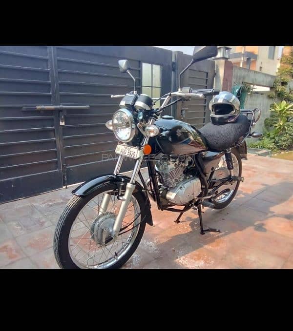 bnda bahir hota ha bike chlany wala koi nhi ha ,first owner ha 7