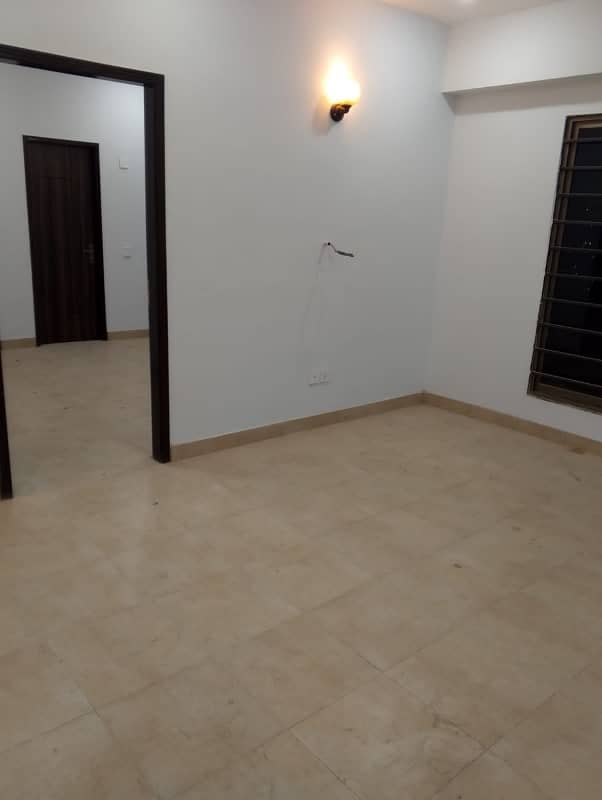 A Prime Location Flat Of 1400 Square Feet In Karachi 12