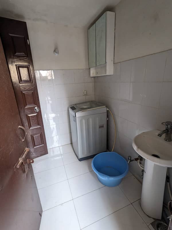 10 Marla Furnished Lower Portion For Rent in Bahria Town Lahore - Prime Location 7