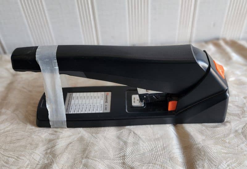 Heavy Duty Stapler 1