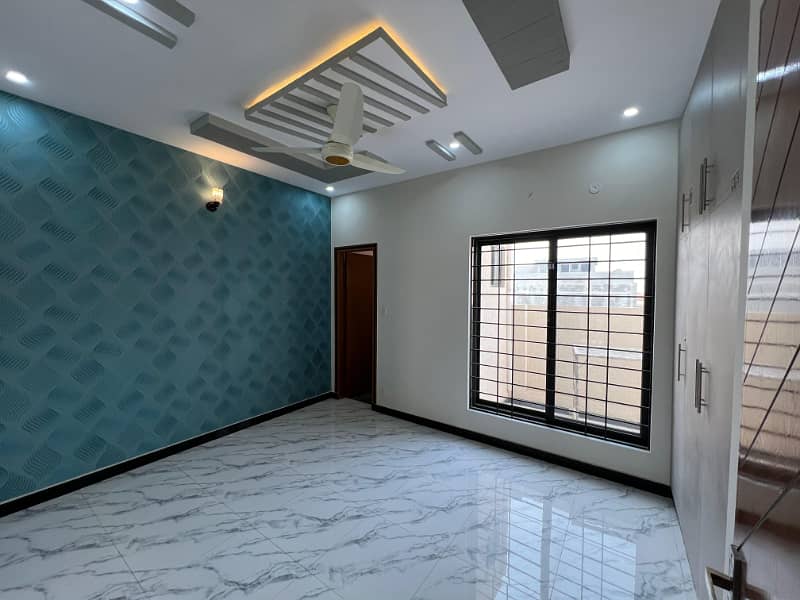 BEAUTIFUL DESIGNER 5 MARLA DOUBLE UNIT HOUSE AVAILABLE FOR SALE IN ALI BLOCK 2