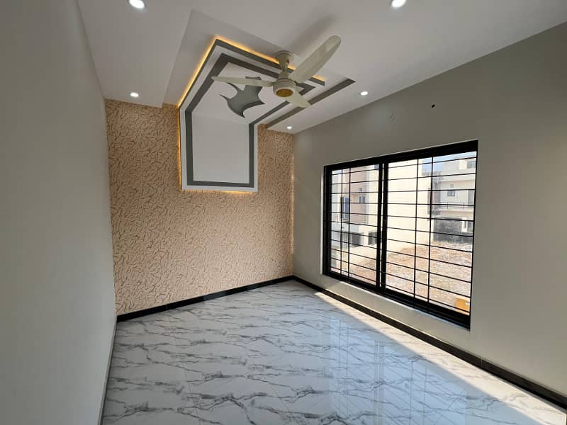 BEAUTIFUL DESIGNER 5 MARLA DOUBLE UNIT HOUSE AVAILABLE FOR SALE IN ALI BLOCK 3