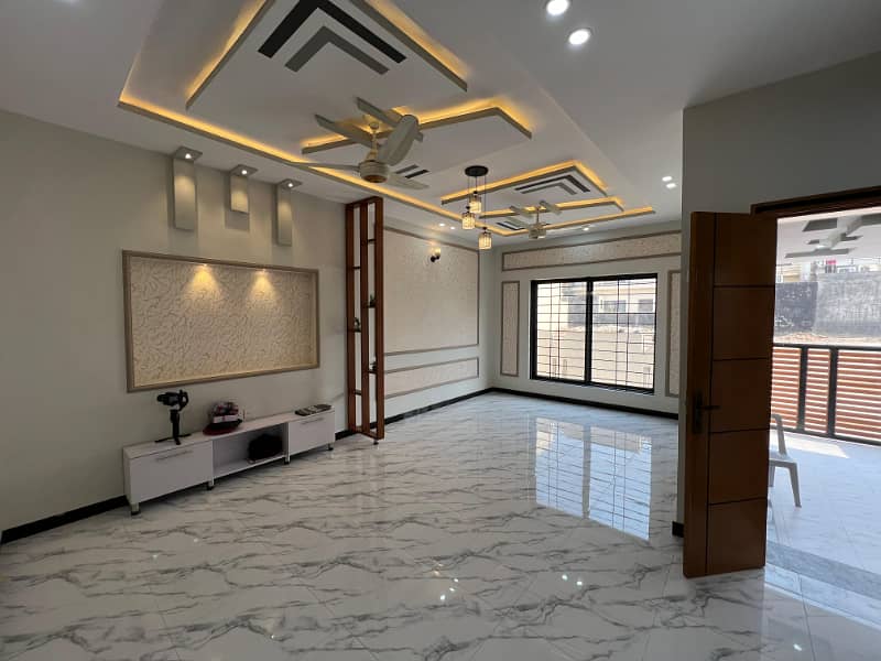 BEAUTIFUL DESIGNER 5 MARLA DOUBLE UNIT HOUSE AVAILABLE FOR SALE IN ALI BLOCK 5