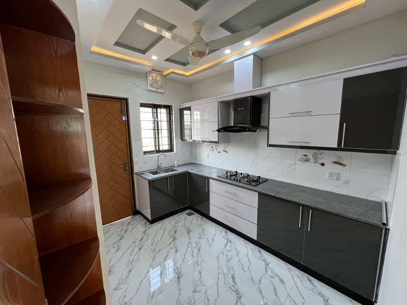 BEAUTIFUL DESIGNER 5 MARLA DOUBLE UNIT HOUSE AVAILABLE FOR SALE IN ALI BLOCK 19