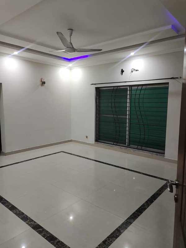 1 KANAL BEAUTIFUL UPPER PORTION AVAILABLE FOR RENT IN DHA RAHBER 11 SECTOR 1 0