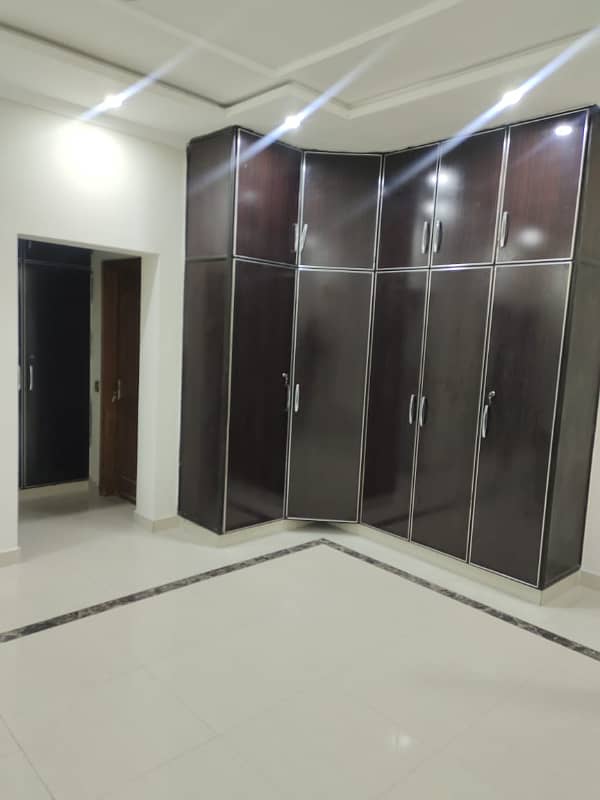 1 KANAL BEAUTIFUL UPPER PORTION AVAILABLE FOR RENT IN DHA RAHBER 11 SECTOR 1 2