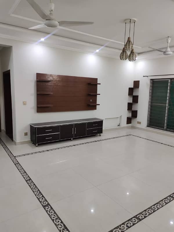 1 KANAL BEAUTIFUL UPPER PORTION AVAILABLE FOR RENT IN DHA RAHBER 11 SECTOR 1 7