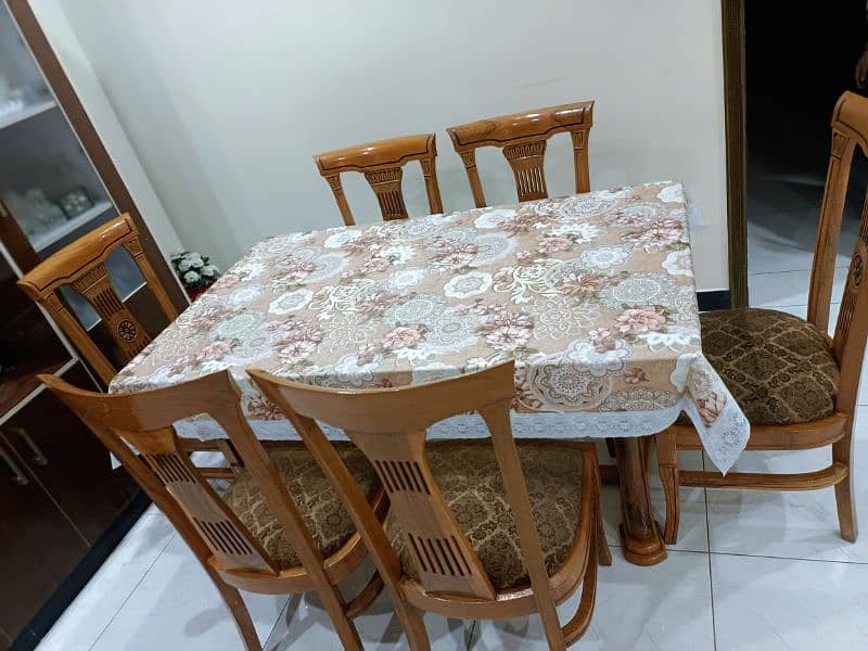 6 chairs Dining perfect for small faimily slightly used 1