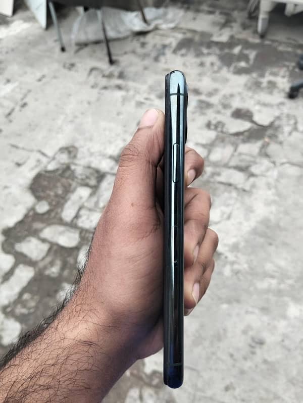 iphone 11 pro 256GB 9/10 Factory unlock 1