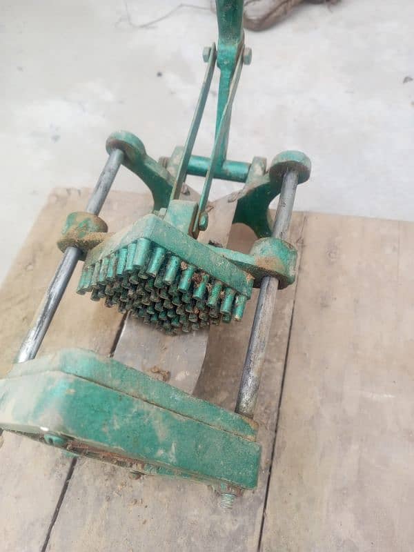 Chips Cutting Machine With Wooden Board 2