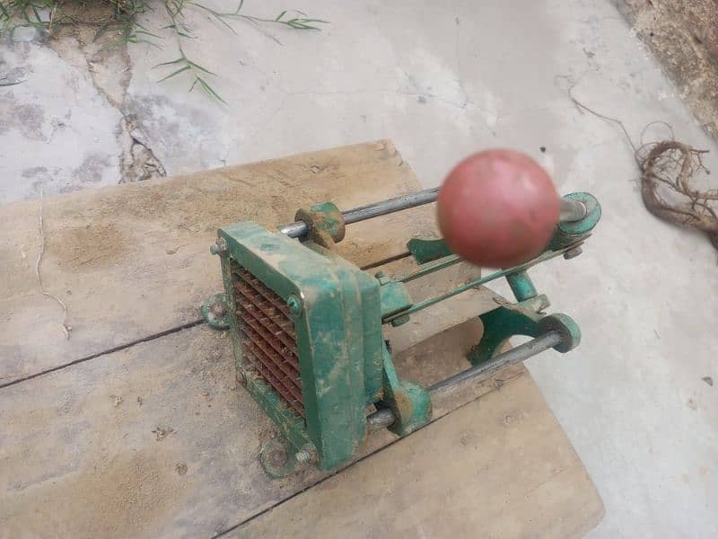 Chips Cutting Machine With Wooden Board 3