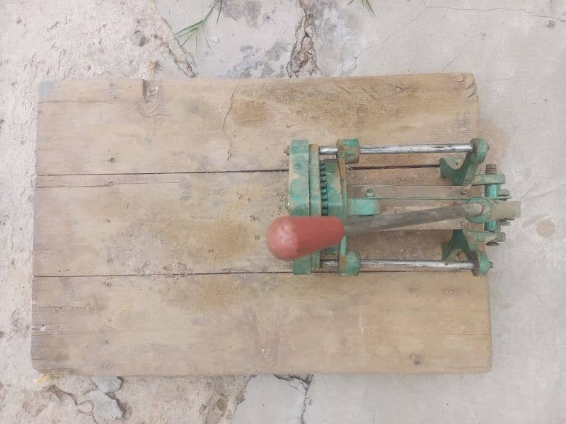 Chips Cutting Machine With Wooden Board 4