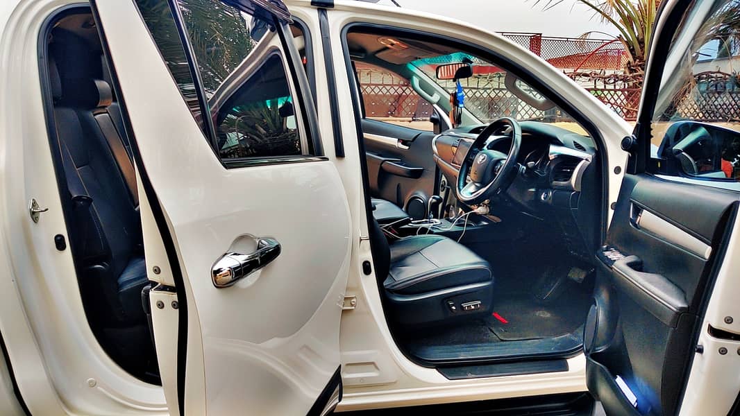 Toyota Hilux 2021 revo super white 1