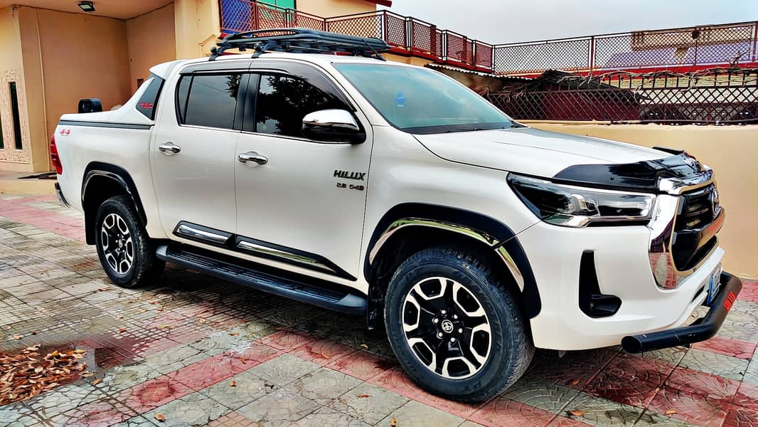 Toyota Hilux 2021 revo super white 9