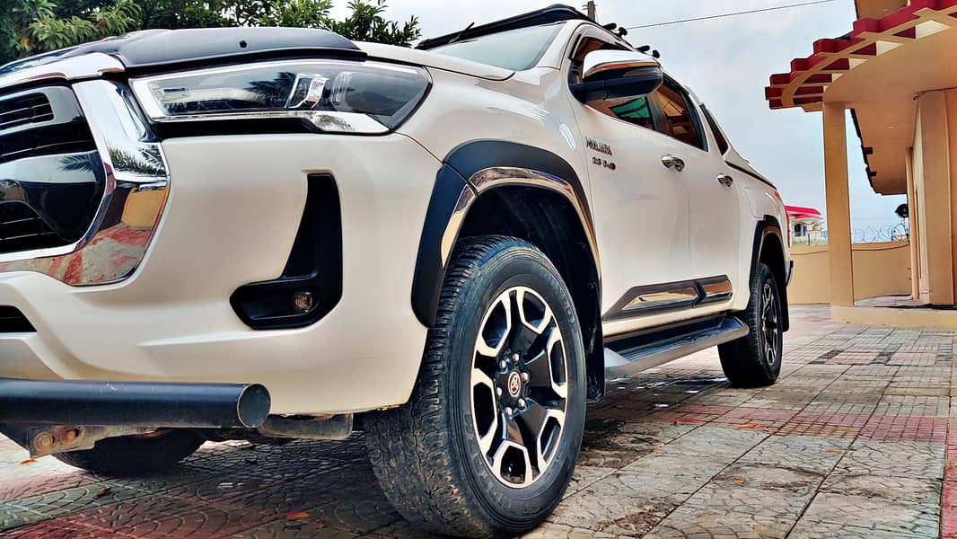 Toyota Hilux 2021 revo super white 11