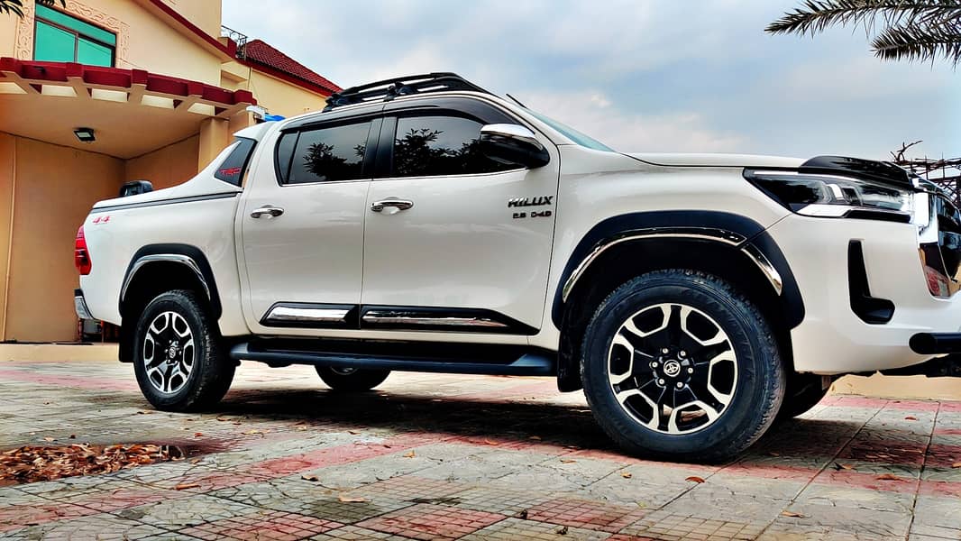 Toyota Hilux 2021 revo super white 12