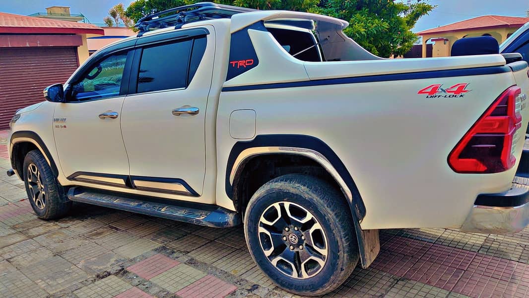 Toyota Hilux 2021 revo super white 14