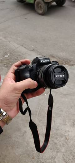 Canon Eos M50 Mirror less. lens 15-45