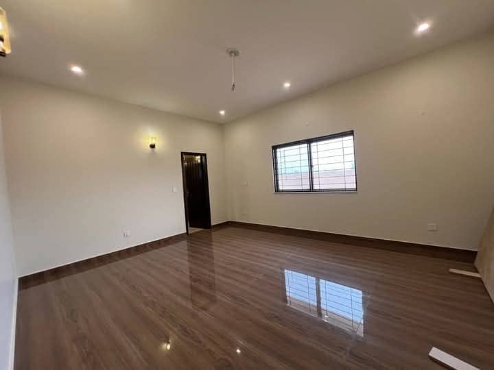 10 Marla ful house for rent 12