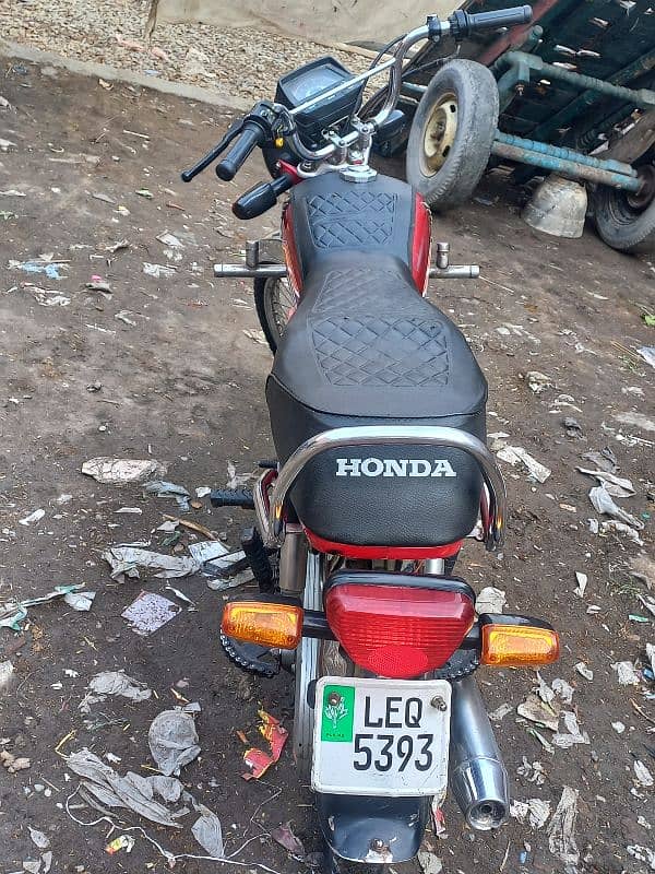 Honda bike in good condition final price. 2