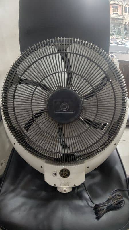 2 Royal Fans Louver Bracket Fan 3