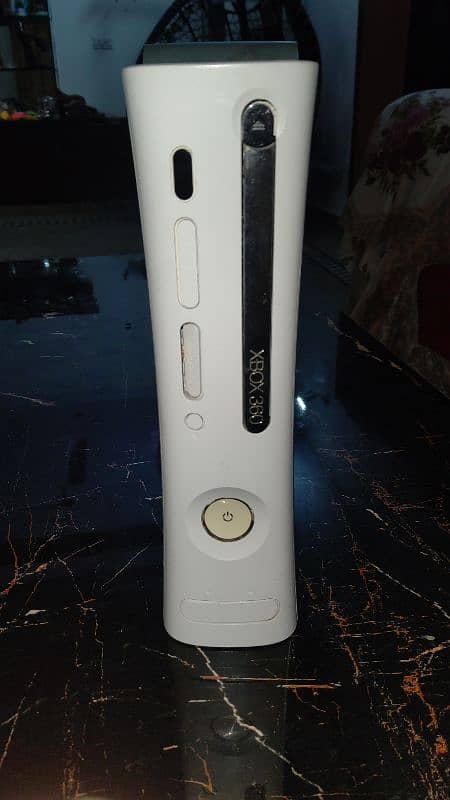 Xbox 360 with wireless controller 4