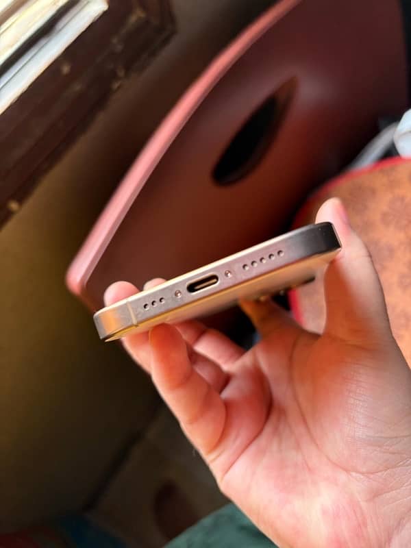 IPhone 16pro desert gold 6