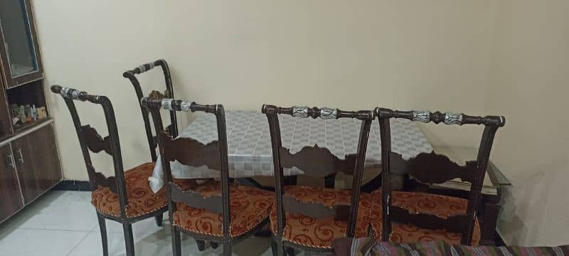 dining table with 6 chairs gud condition 3