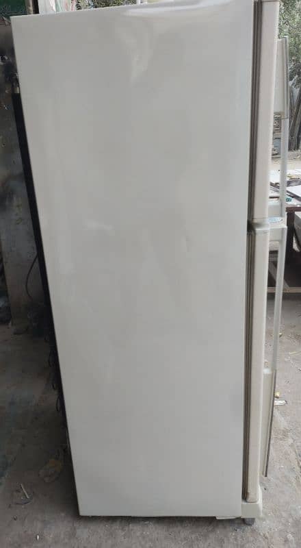 Dawlance refrigerator/fridge medium size new model good condition 1