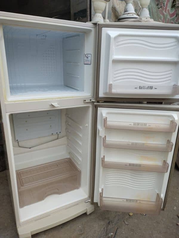 Dawlance refrigerator/fridge medium size new model good condition 5