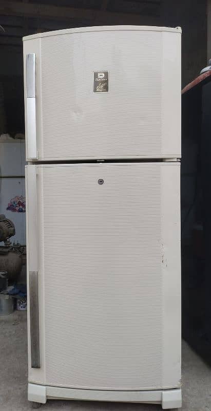 Dawlance refrigerator/fridge medium size new model good condition 6