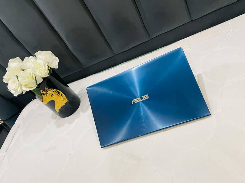 ASUS ZenBook 14 Ultra-Slim Laptop NanoEdge Bezel Dual ScreenPad. . 2