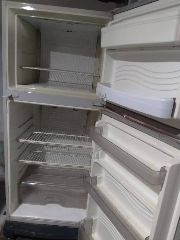 Dawlance Fridge, For Sale, in good condition, running condition 2