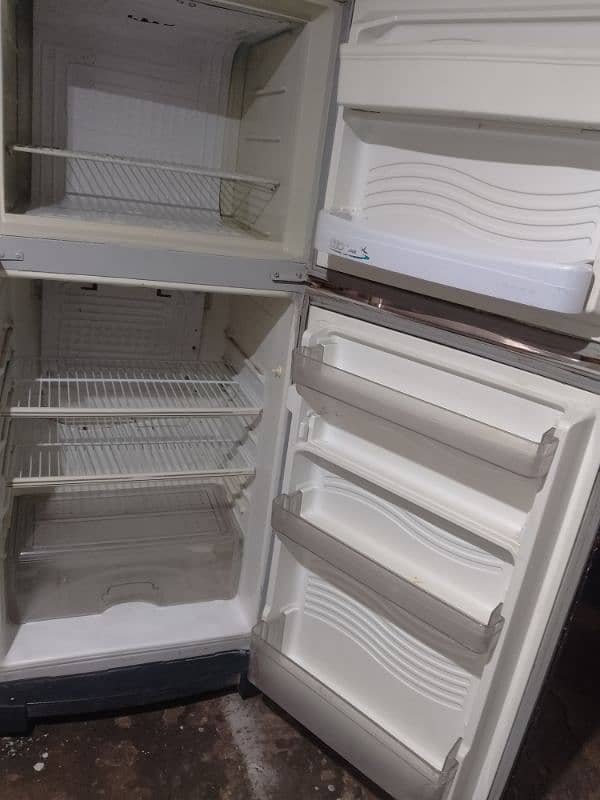 Dawlance Fridge, For Sale, in good condition, running condition 3