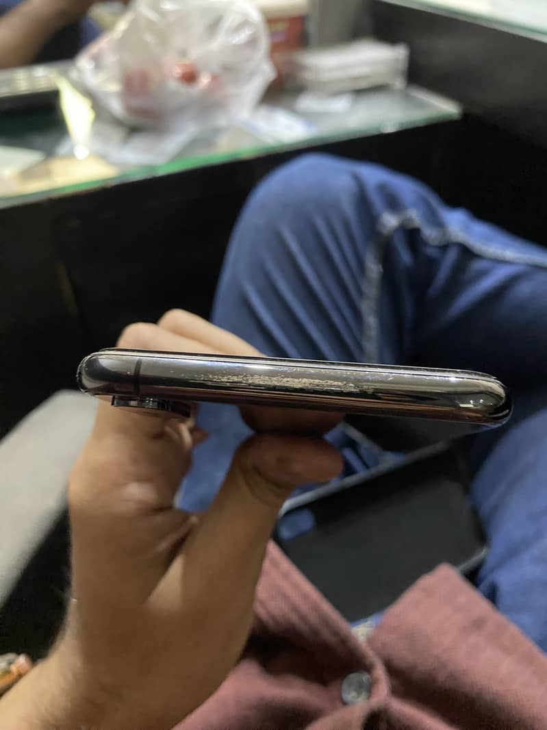 Apple iPhone XS Max 3