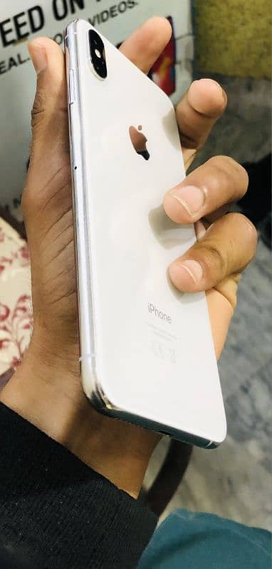 Iphone x max Non Pta 64gb health 80% Face I'd truetone All okay . 1