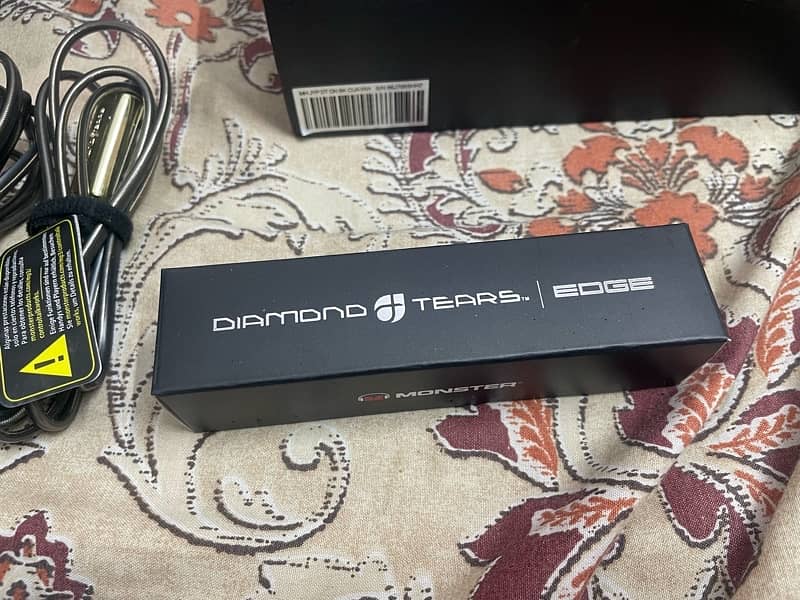 Monster diamond tear headphone very rare. 11