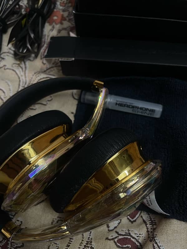 Monster diamond tear headphone very rare. 14