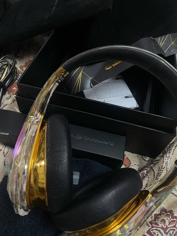 Monster diamond tear headphone very rare. 16