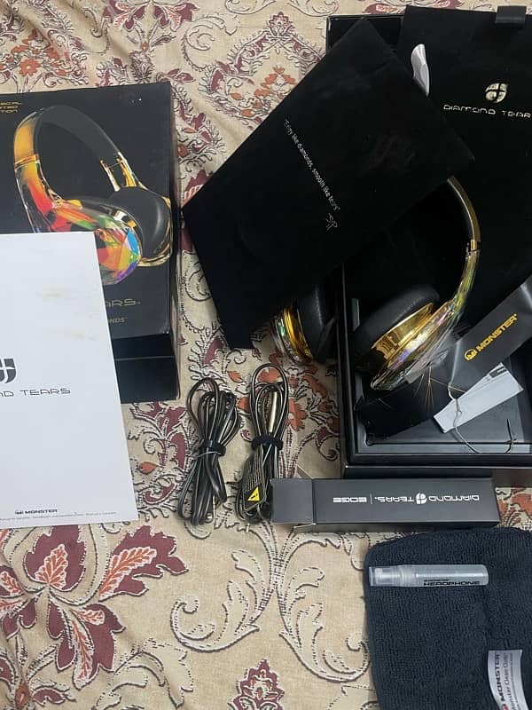 Monster diamond tear headphone very rare. 17