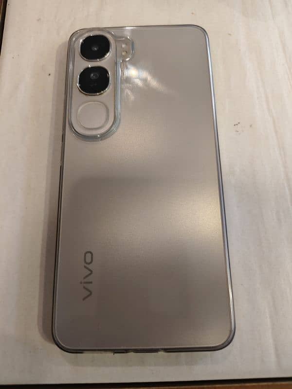 VIVO Y200 FEW DAYS USED 10/10 0